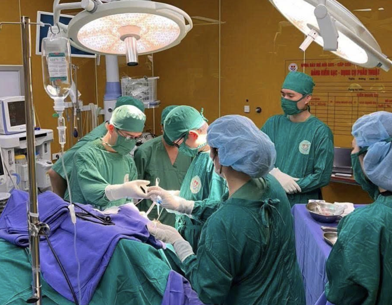 Ca mổ 6 giờ xuyên giao thừa cứu cụ ông 81 tuổi bị tụ máu dưới màng cứng